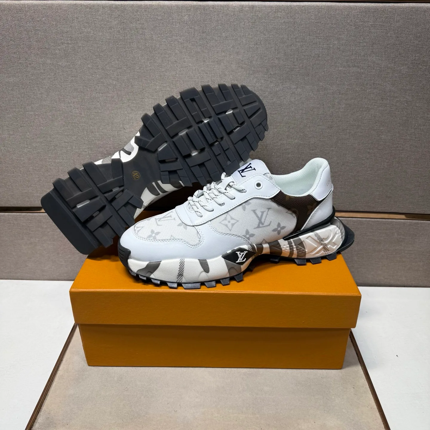 ⬛️Men's shoes 💰p442【LV～】Men's casual shoes 2025z cabinet sales simultaneously 🔶Size: 38-44#️⃣ 🔷2 colors🔜The upper is made of multi-material splicing➕Mesh lining, comfortable and breathable, sole: original comfortable and wear-resistant outsole, ⚠️real thing📱photographed🎬real thing is better📢📢📢